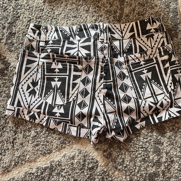 Aztec style denim shorts - forever 21 - size S - Picture 3 of 8
